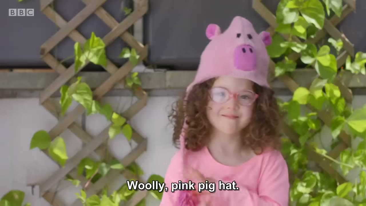 截图：Woolly, pink pig hat.