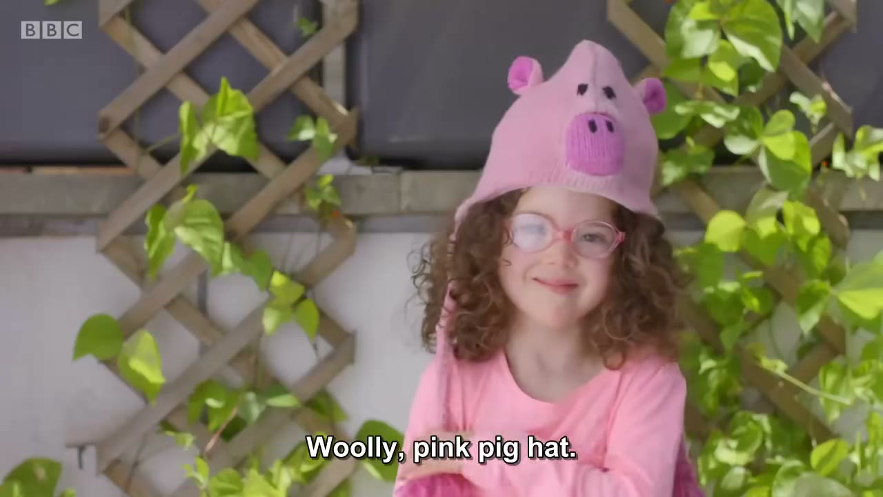 截图：Woolly, pink pig hat.